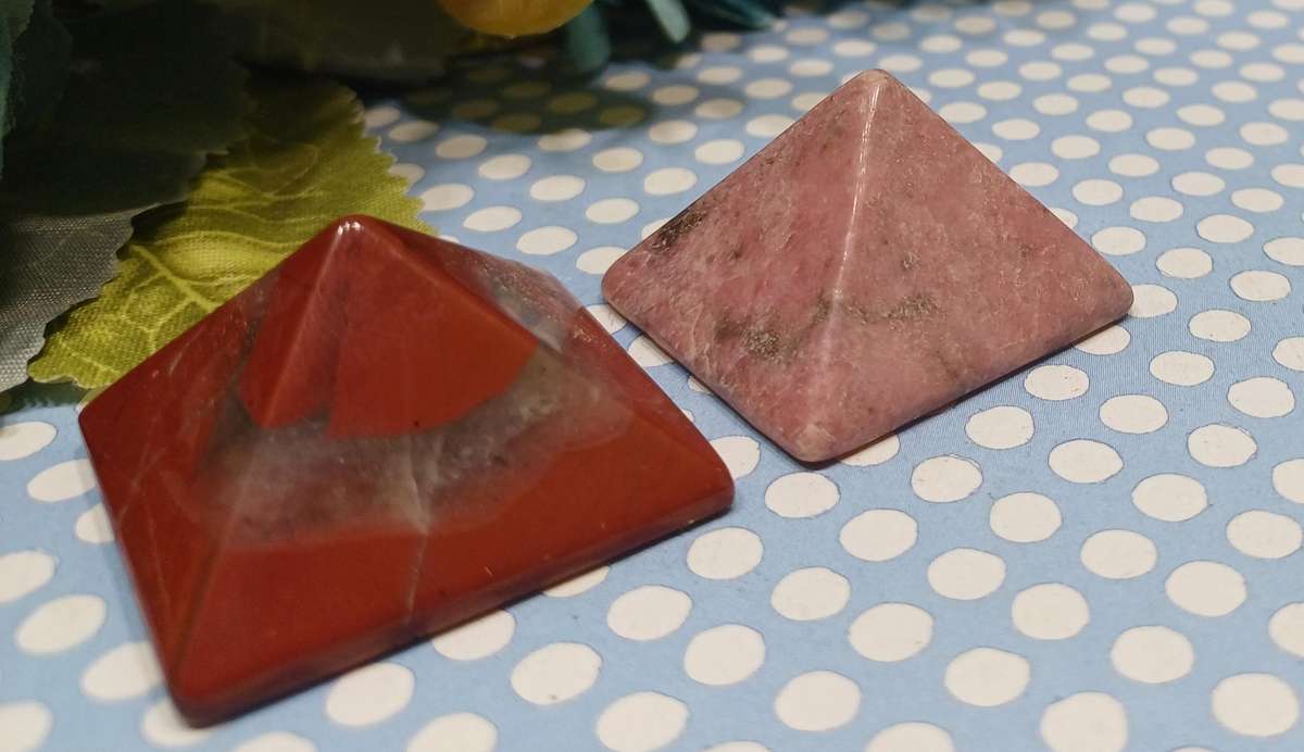 Set of Two Crystal Pyramids  (3 x 3 x 2.5 cm each) | 34 |