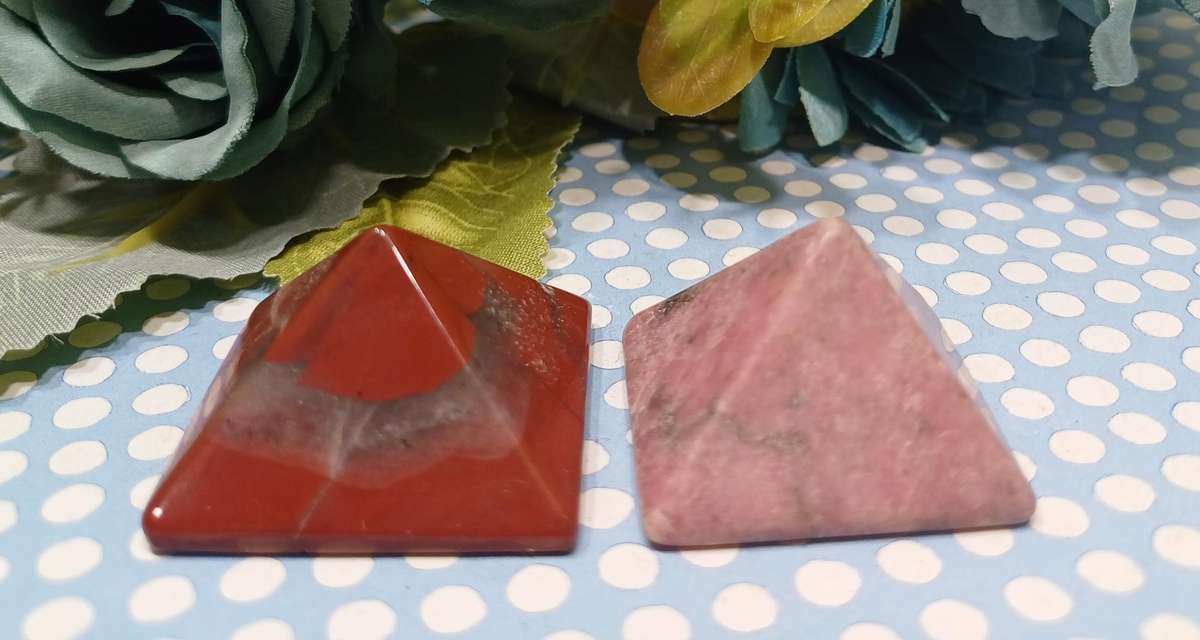 Set of Two Crystal Pyramids  (3 x 3 x 2.5 cm each) | 34 |
