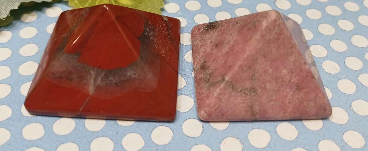 Set of Two Crystal Pyramids  (3 x 3 x 2.5 cm each) | 34 |