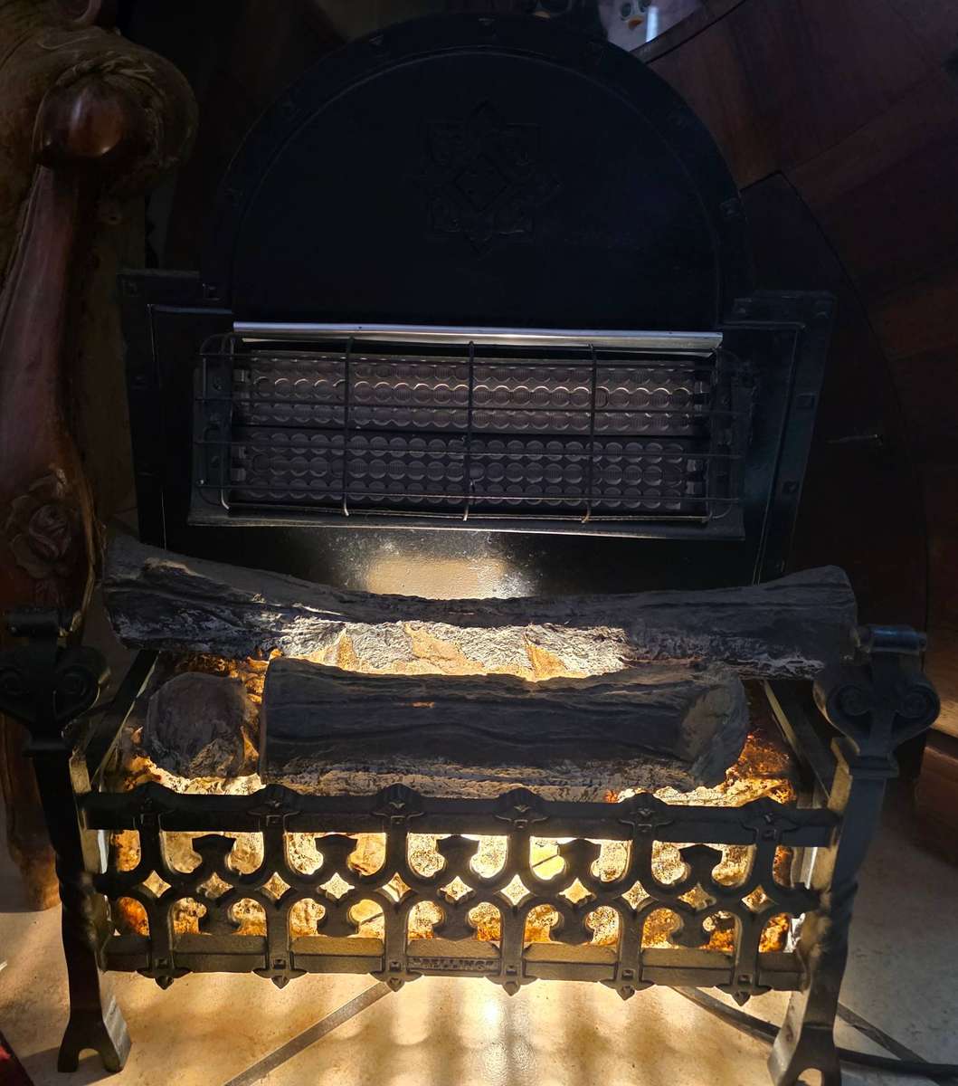 A STUNNING 1945 BELLING & Co Ltd MEDIEVIL STYLE ELECTRIC FIRE PLACE, WORKING! ABSOLUTELY AWESOME!