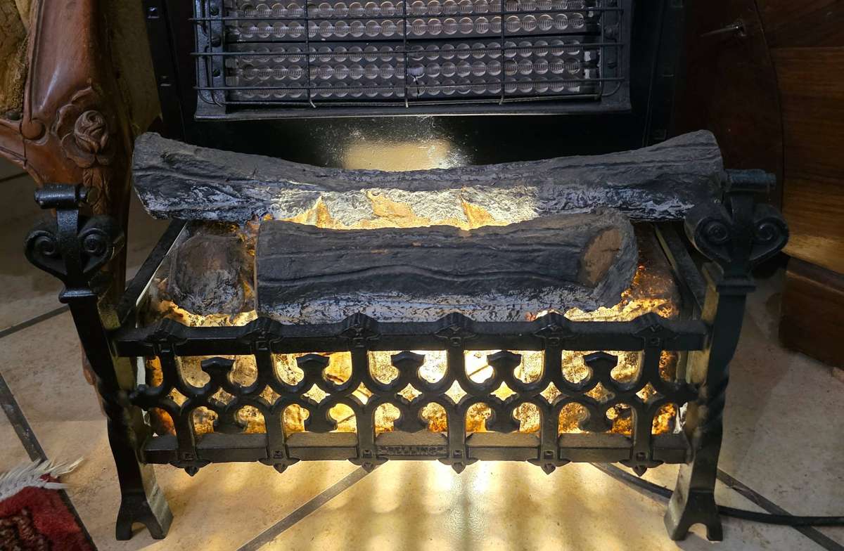 A STUNNING 1945 BELLING & Co Ltd MEDIEVIL STYLE ELECTRIC FIRE PLACE, WORKING! ABSOLUTELY AWESOME!