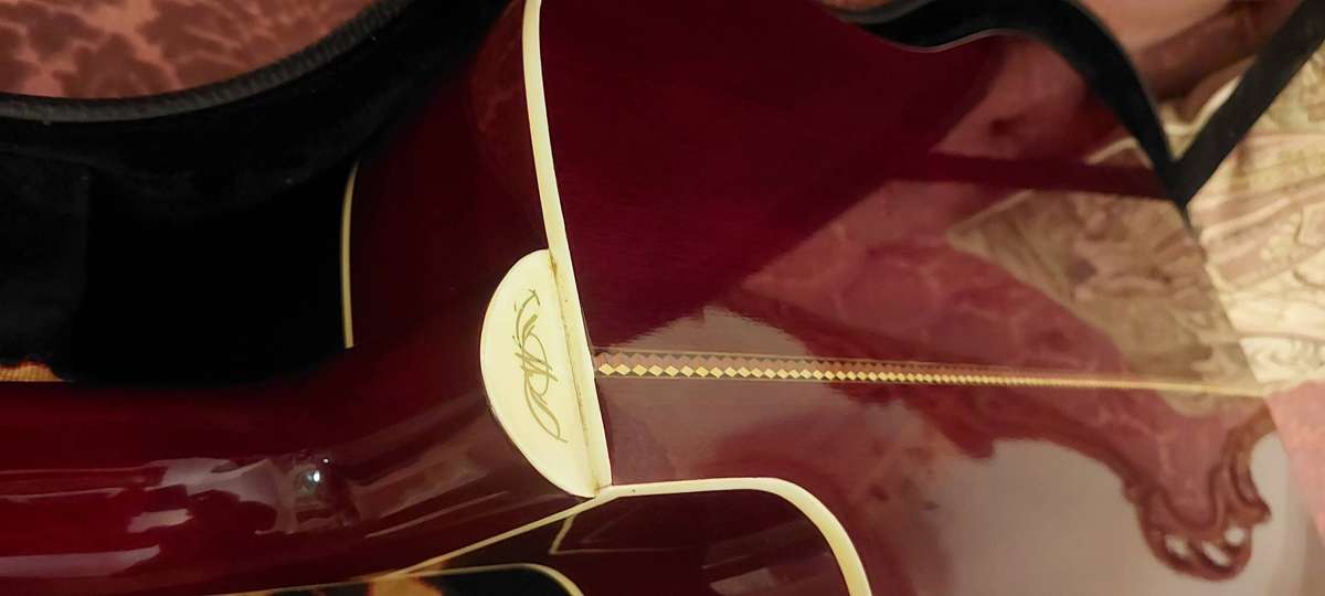 Washburn D10sce Heritage 10 Series Dreadnought Cutaway Acoustic/Electric Guitar