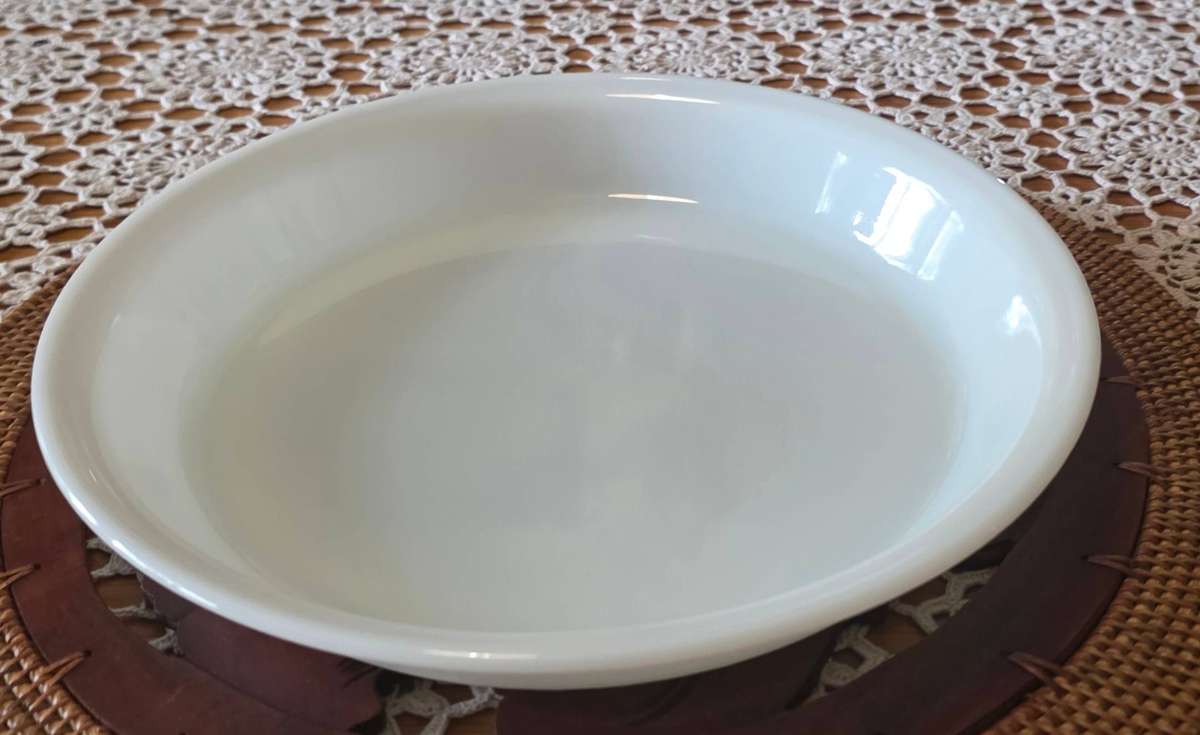 PYRED MILK GLASS PIE BOWL | USA | CORNING |