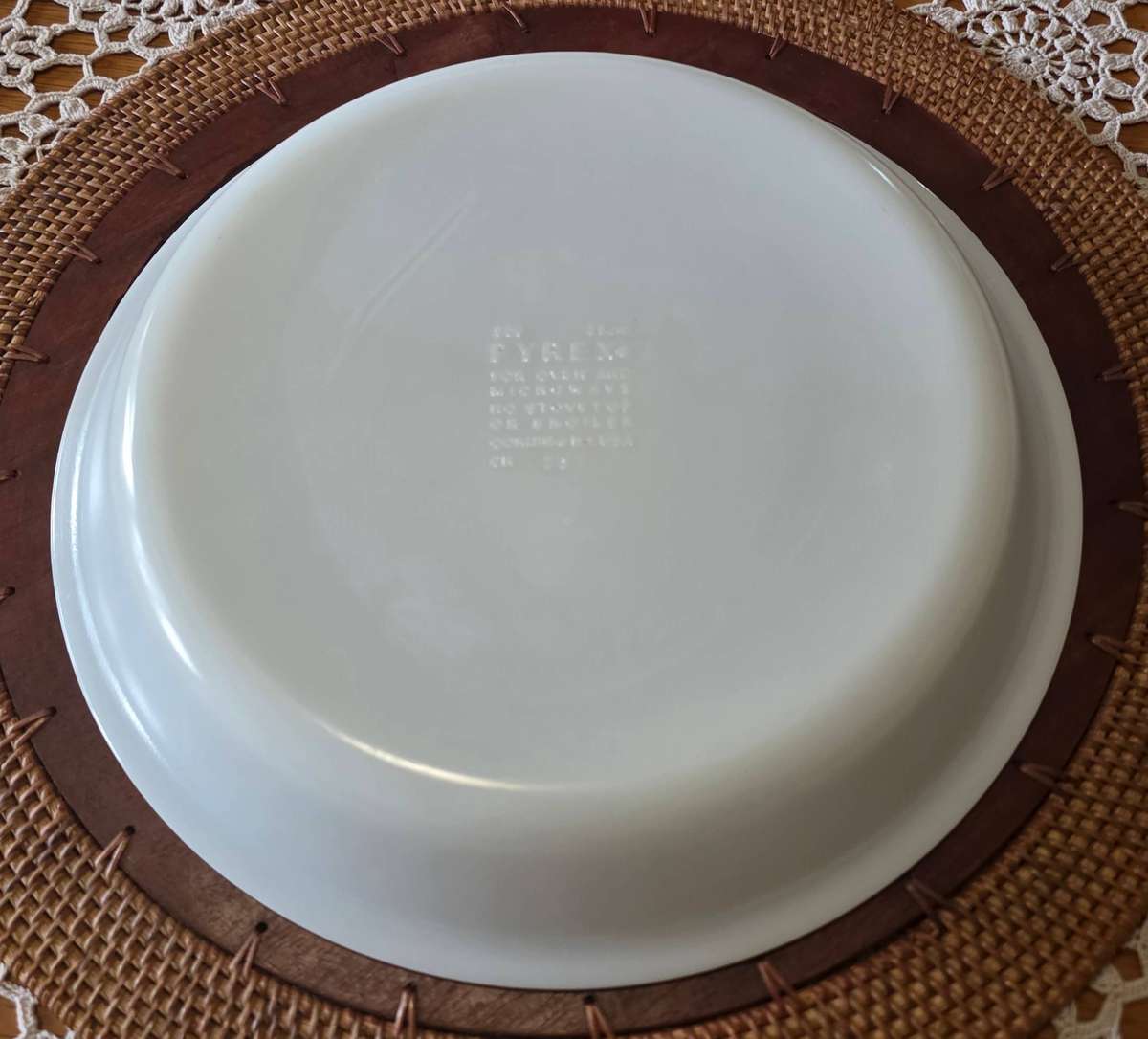 PYRED MILK GLASS PIE BOWL | USA | CORNING |
