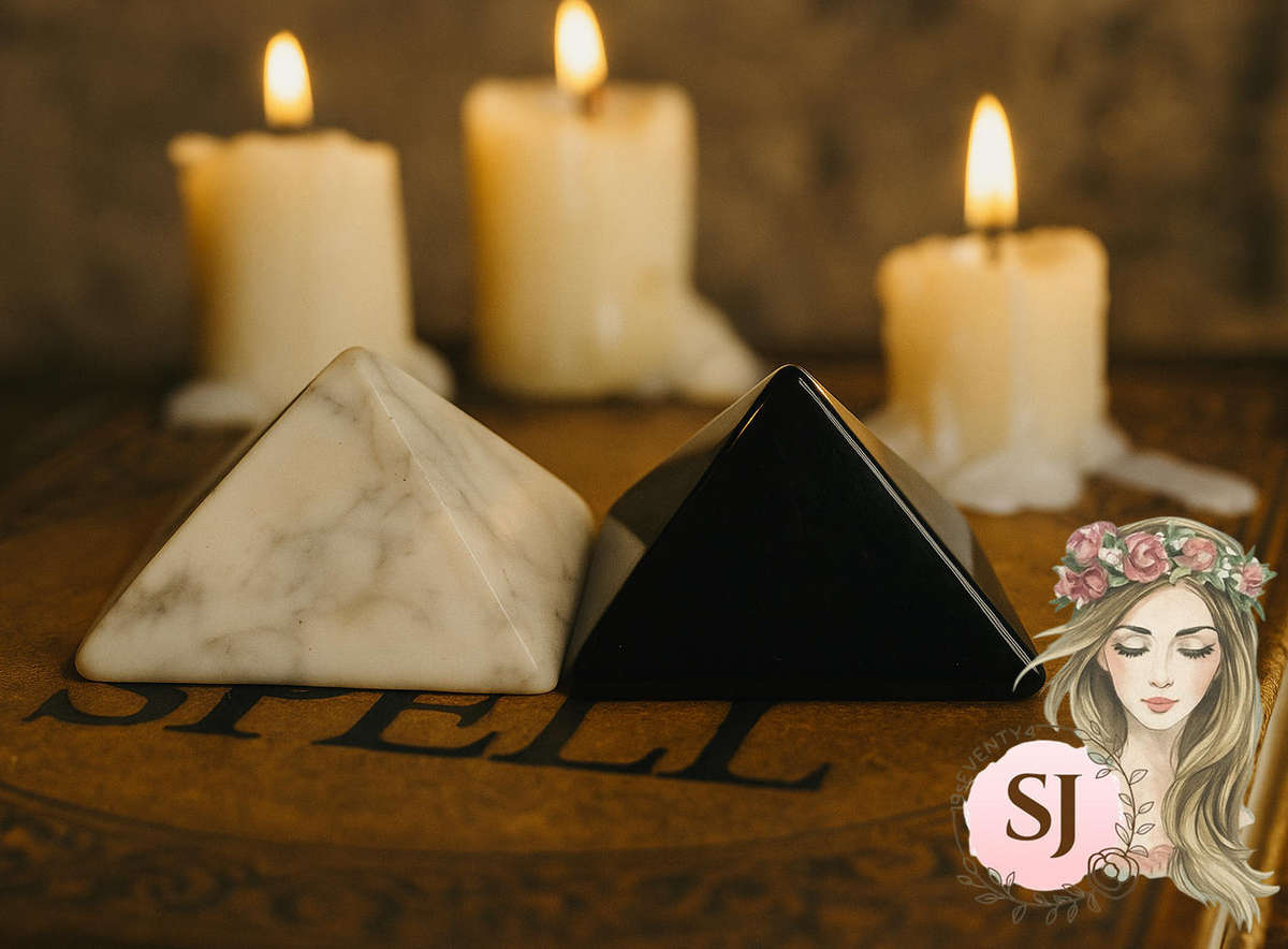 Set of Two Crystal Pyramids  Howlite & Black Obsidian (3 x 3 x 2.5 cm each) | 30 |