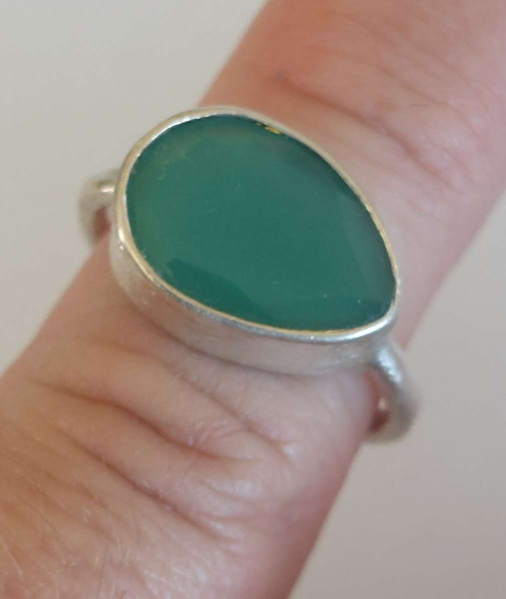 Lovely vintage sterling silver Jade ring 4.6g
