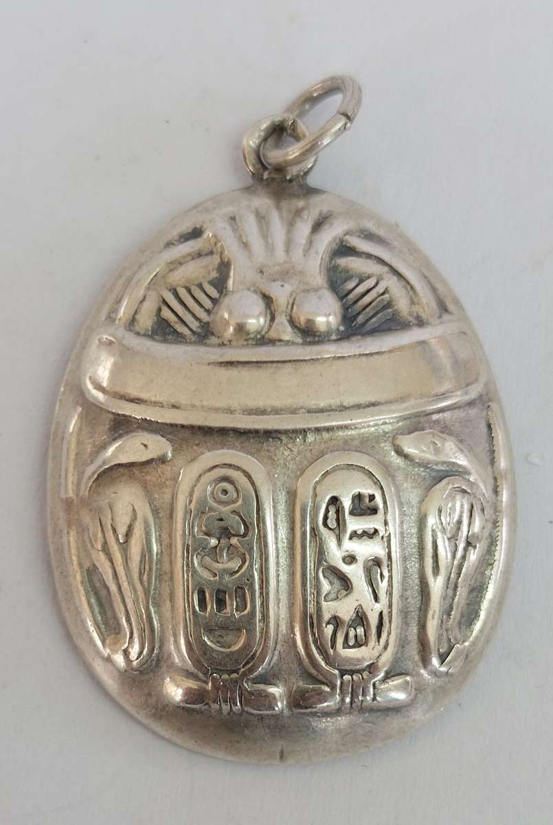 Exquisite vintage Egyptian sterling silver scarab pendant 4.3g