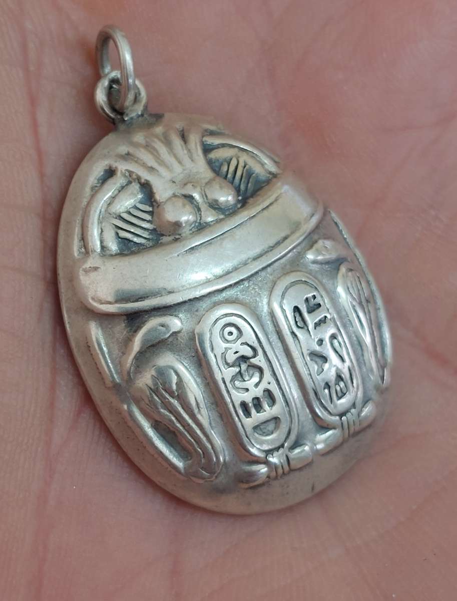Exquisite vintage Egyptian sterling silver scarab pendant 4.3g