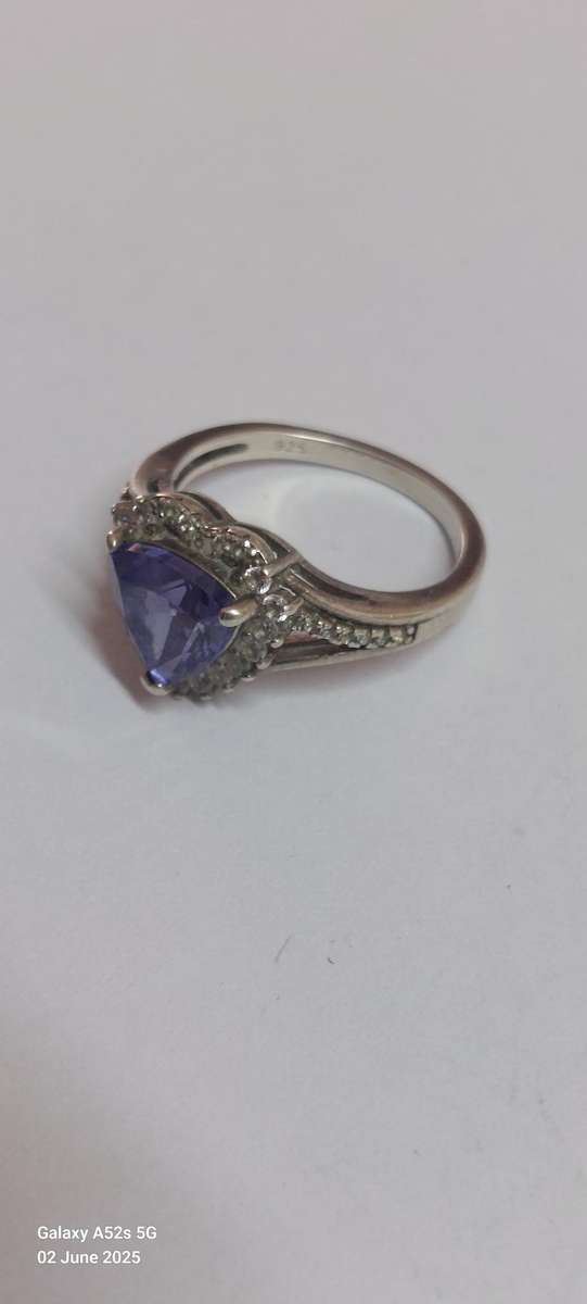 Exquisite sterling silver trillion cut tanzanite & cz ring 3.6mm