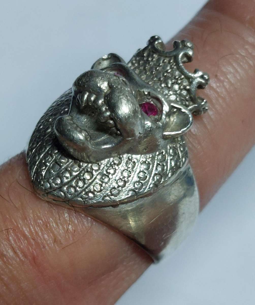 Wow! Vintage sterling silver lion ring with ruby eyes 8.7g