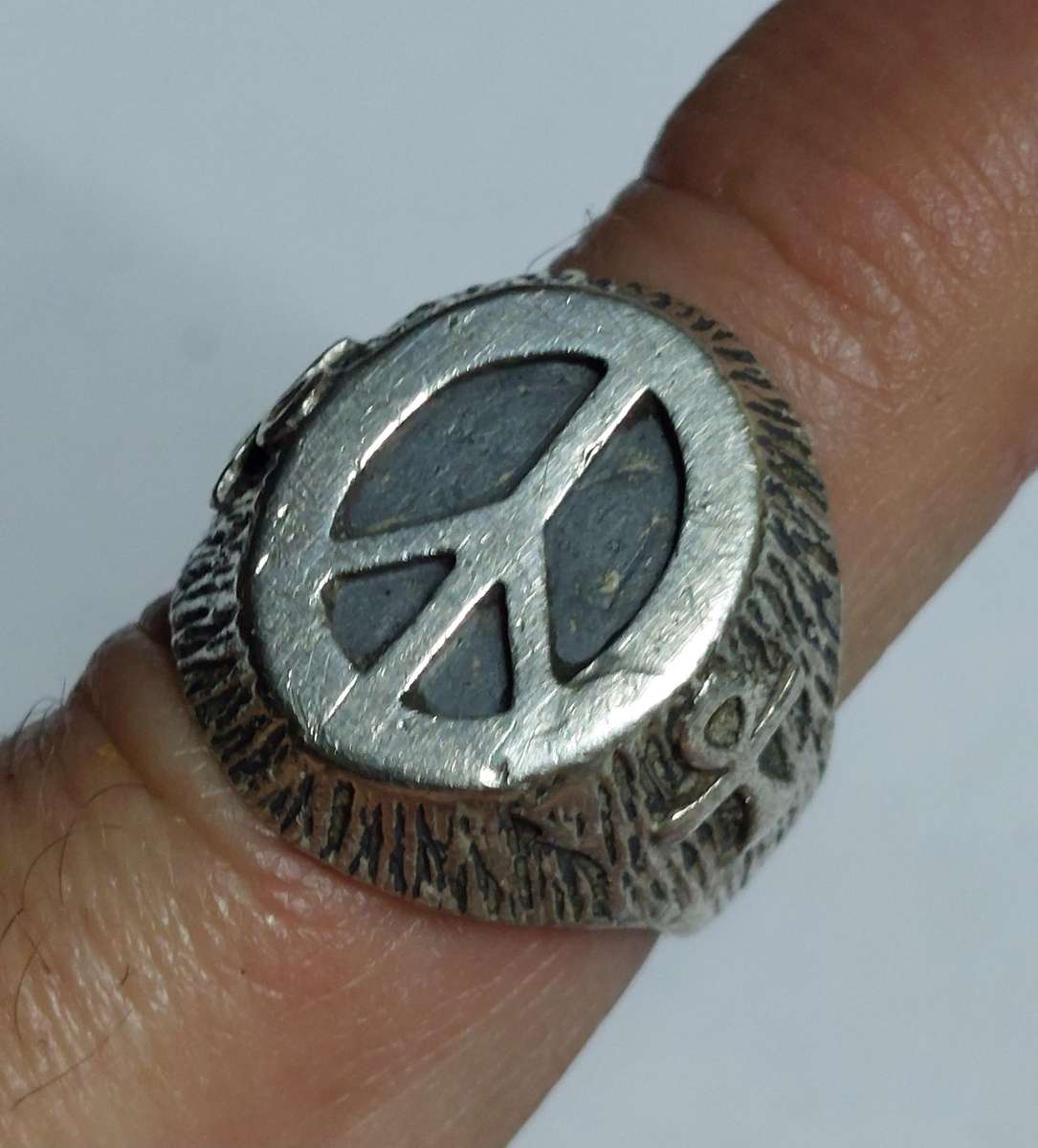 Vintage Egyptian sterling silver peace & Ankh ring 9.2g