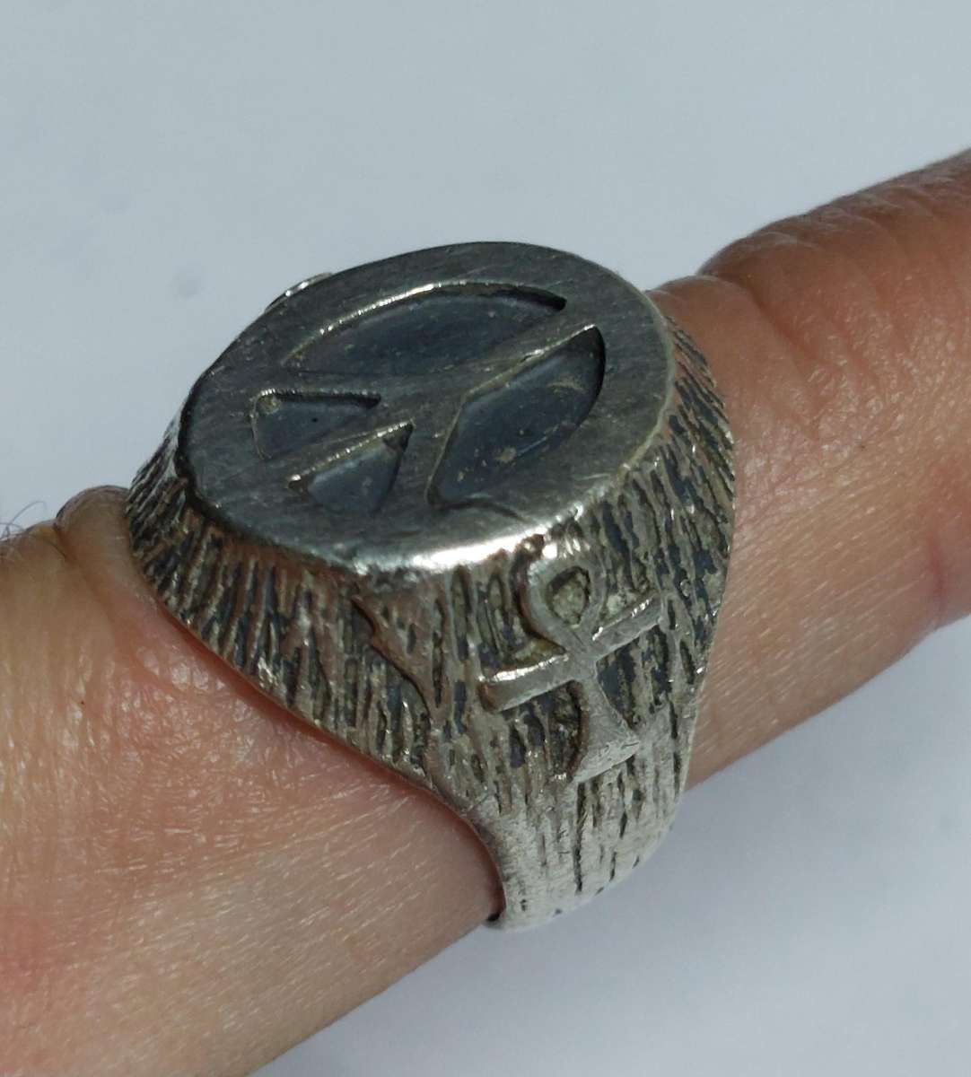 Vintage Egyptian sterling silver peace & Ankh ring 9.2g