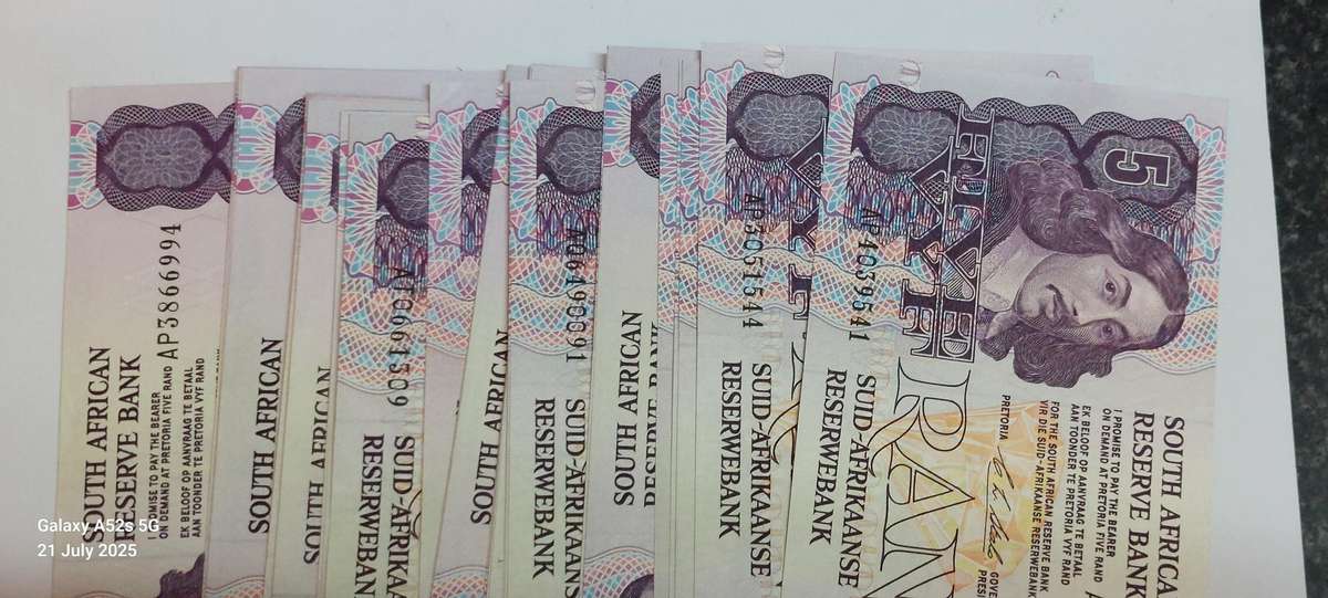 Wow!! 32 x uncirculated R5 notes