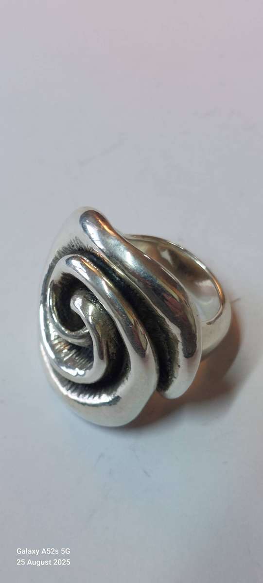 Exquisite large sterling silver rose ring 9.6g