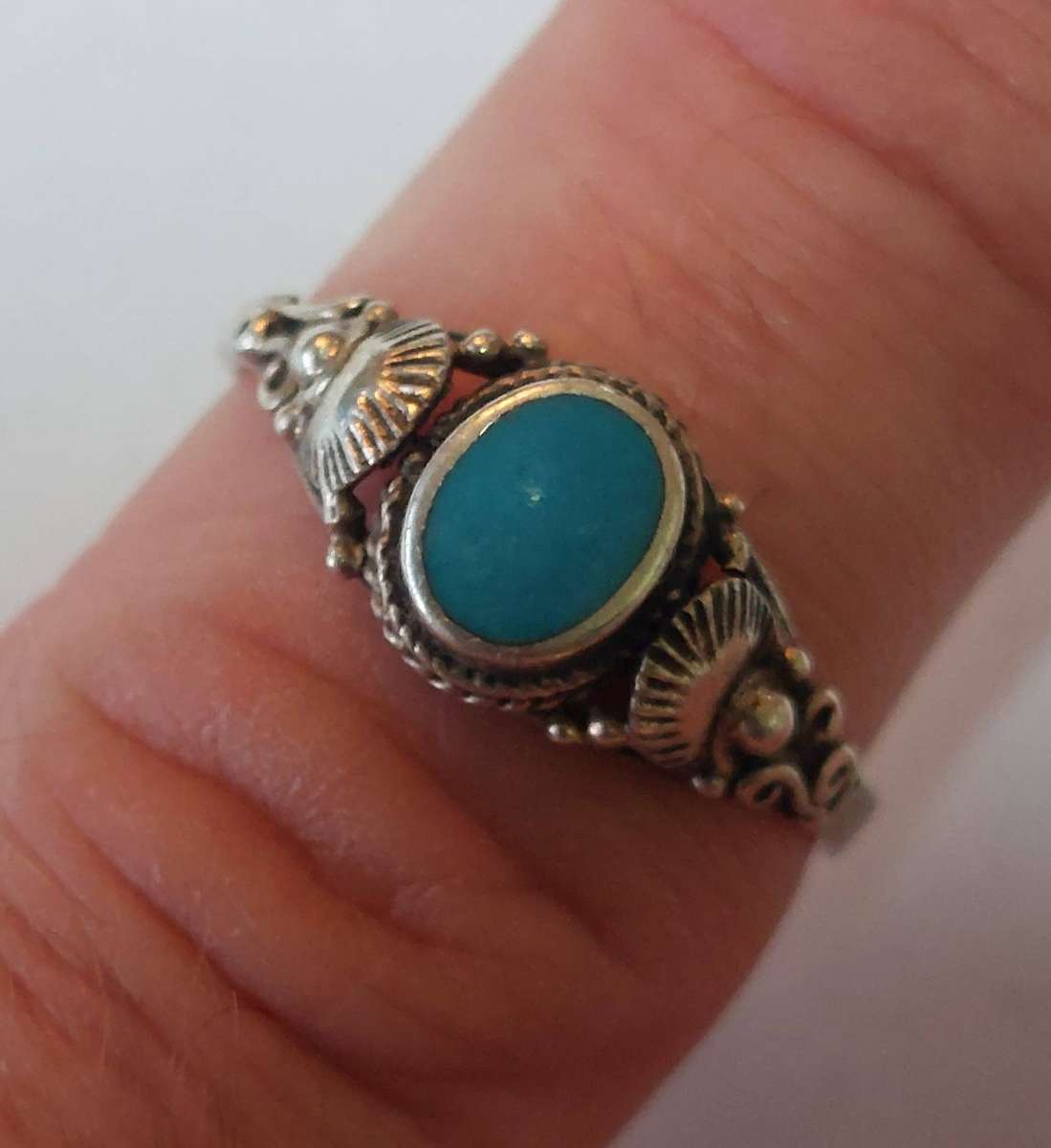 Lovely vintage sterling silver turquoise ring 1.7g
