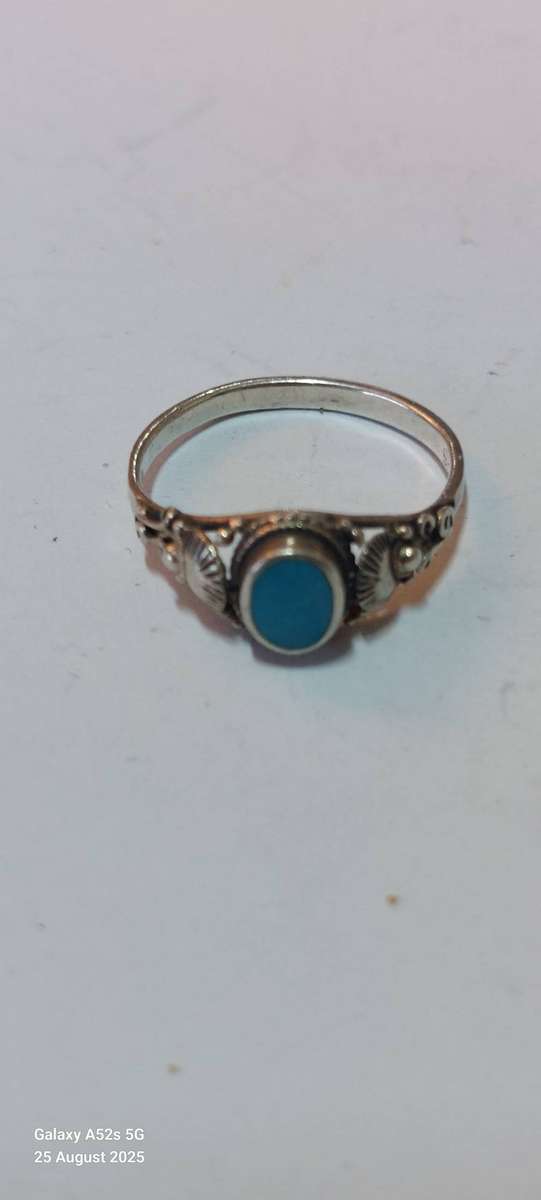 Lovely vintage sterling silver turquoise ring 1.7g
