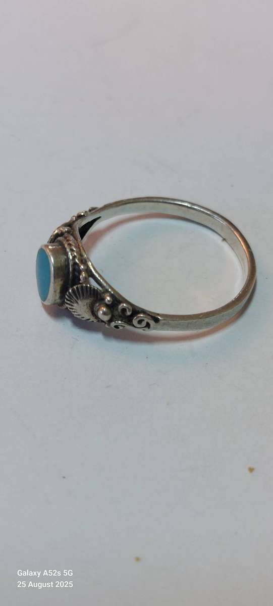 Lovely vintage sterling silver turquoise ring 1.7g