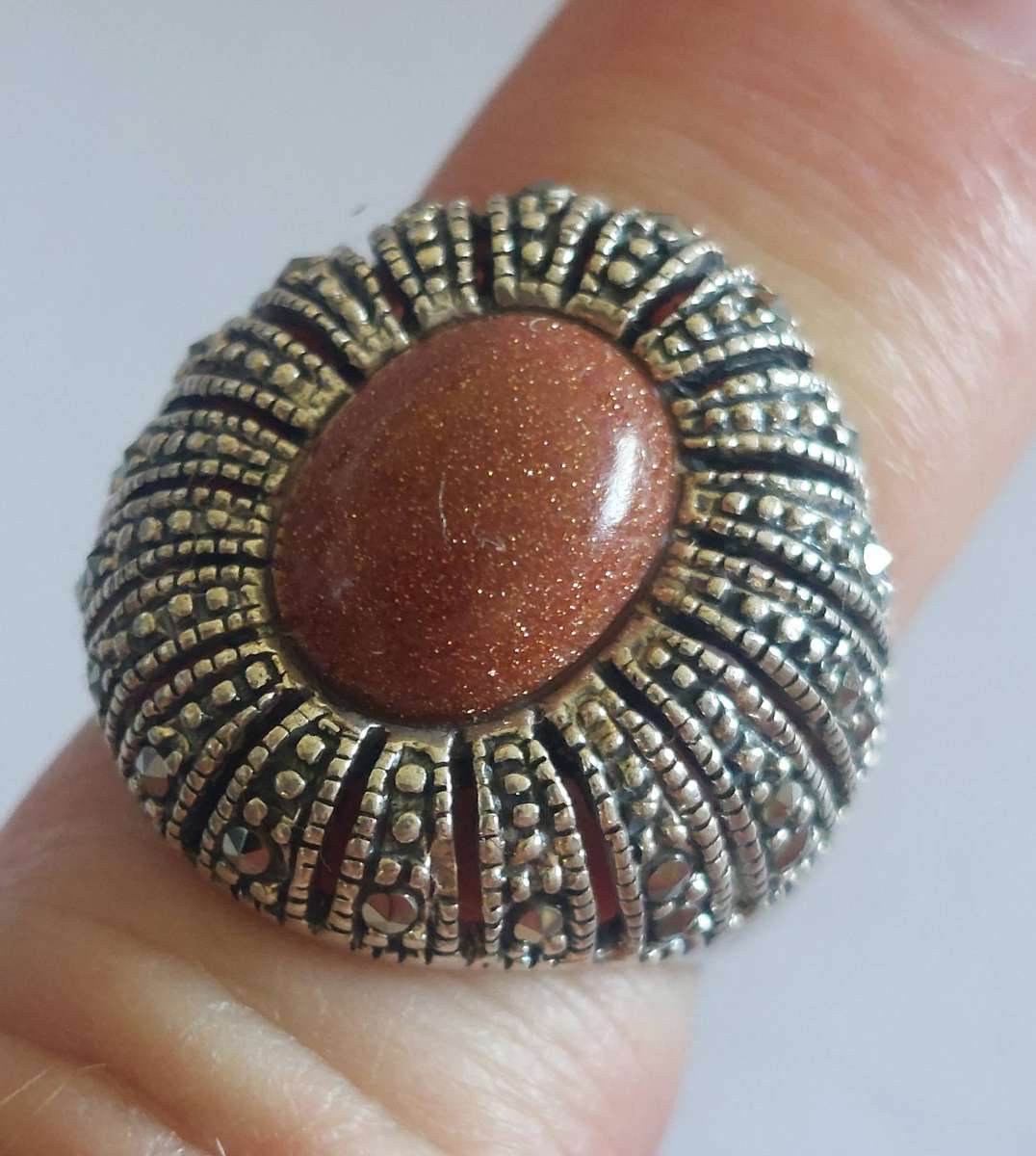 Stunning vintage sterling silver Goldstone & marcasite ring 7.2g