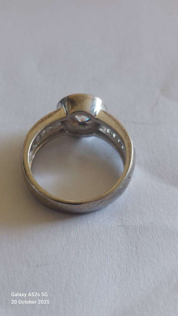 Lovely vintage sterling silver cz ring 5.3g