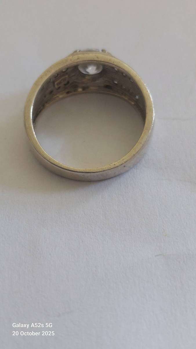 Stunning sterling silver cz ring 4.0g