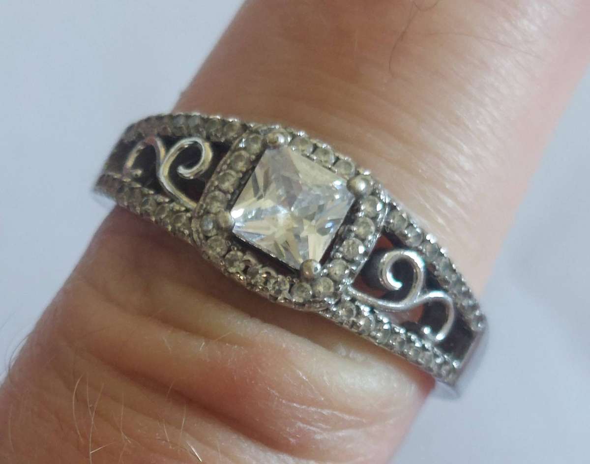 Exquisite sterling silver cz ring 3.8g