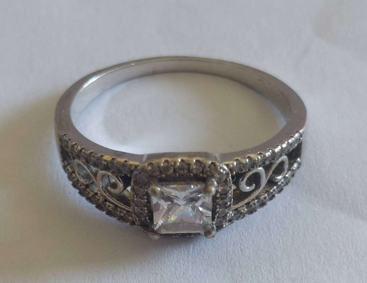 Exquisite sterling silver cz ring 3.8g