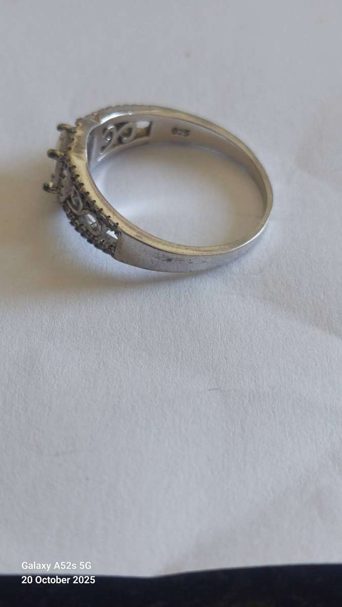 Exquisite sterling silver cz ring 3.8g