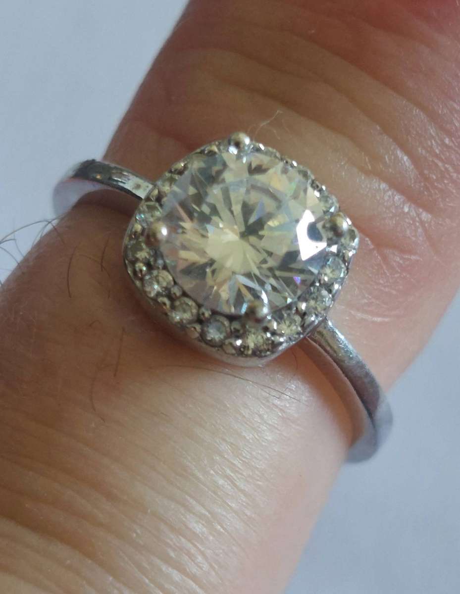 Gorgeous sterling silver cz ring 2.7g