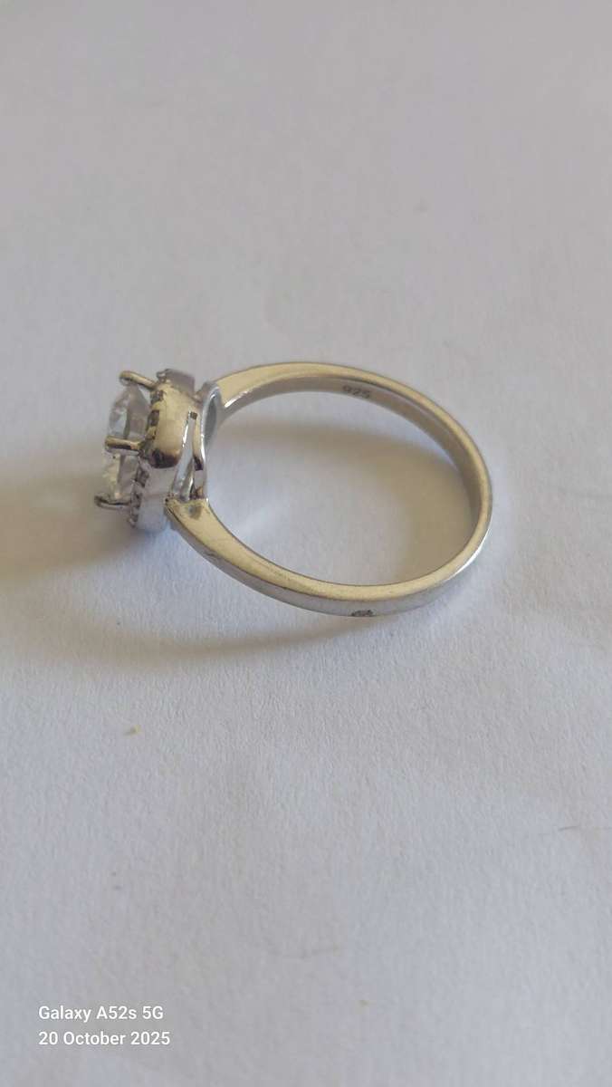 Gorgeous sterling silver cz ring 2.7g