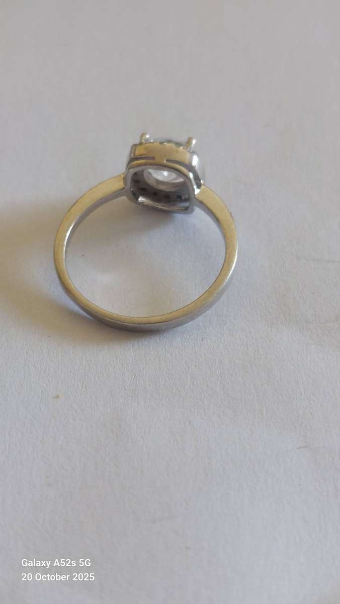 Gorgeous sterling silver cz ring 2.7g