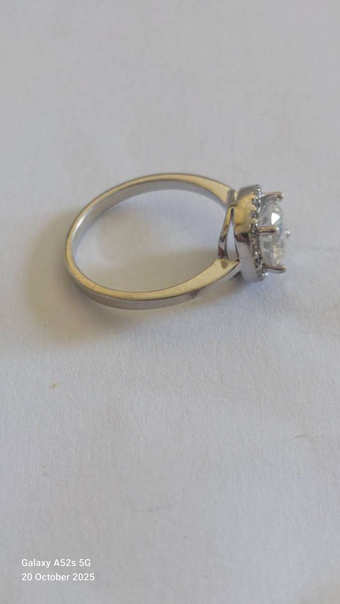 Gorgeous sterling silver cz ring 2.7g