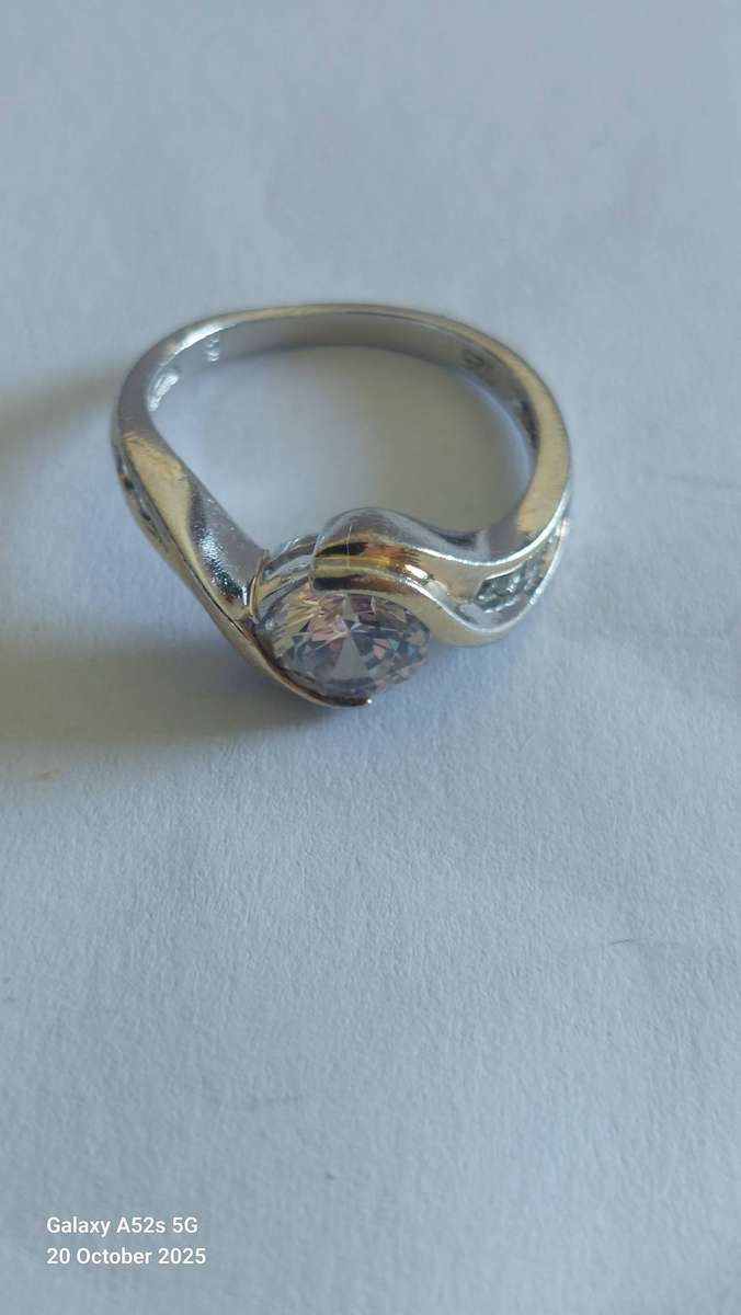 Lovely vintage sterling silver cz ring 3.2g