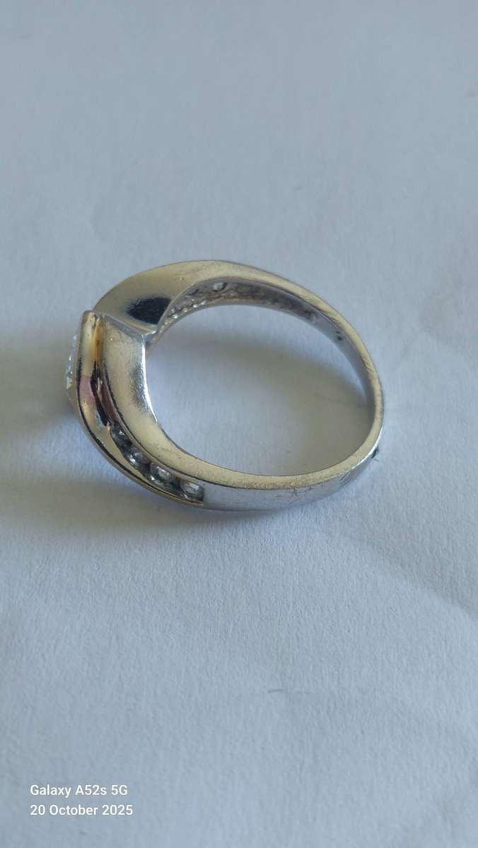 Lovely vintage sterling silver cz ring 3.2g