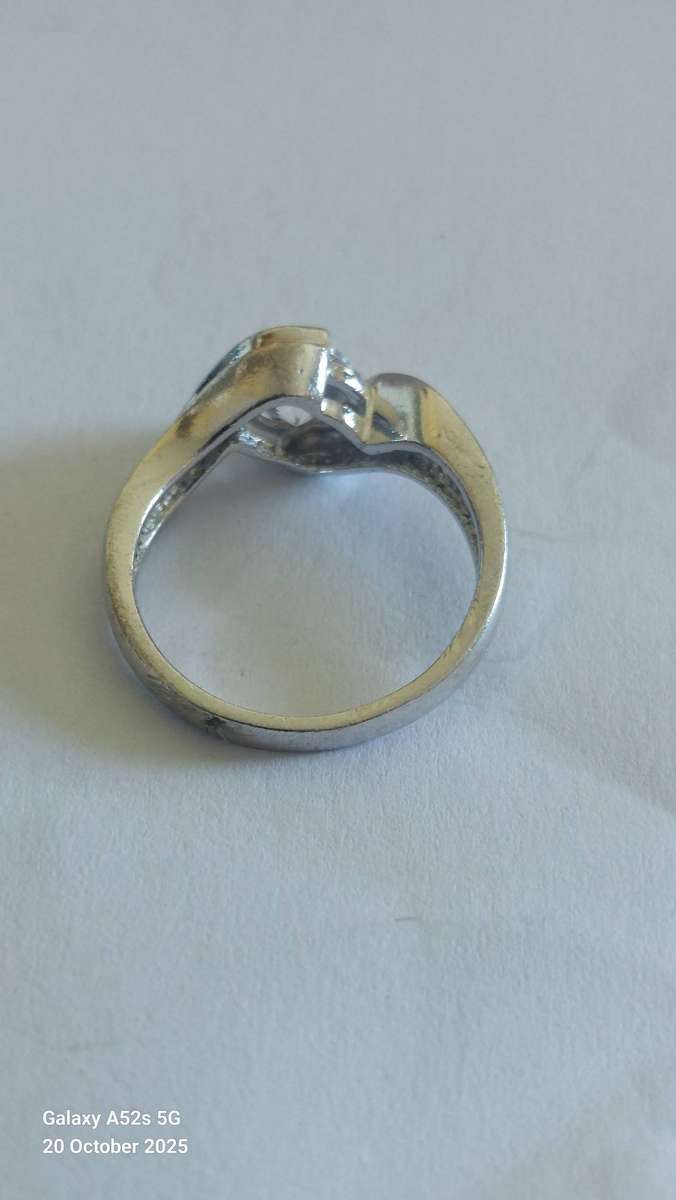 Lovely vintage sterling silver cz ring 3.2g