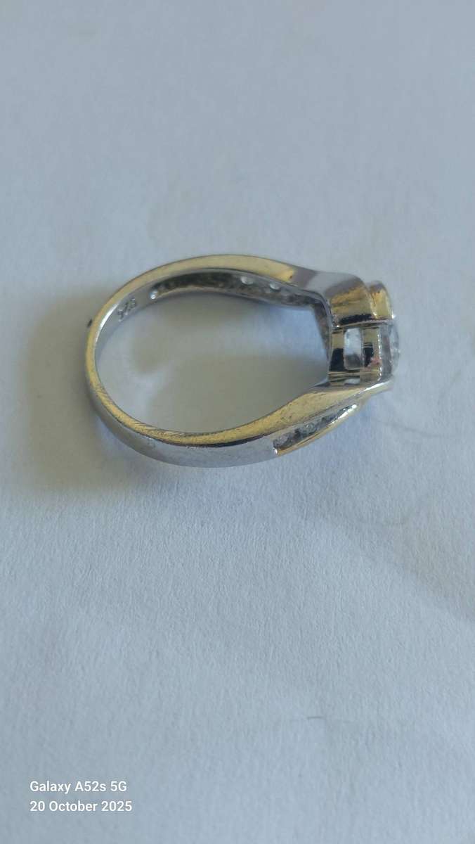 Lovely vintage sterling silver cz ring 3.2g