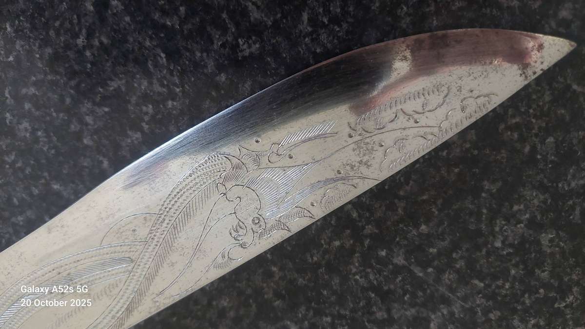 Amazing large 490mm antique Kukri knife with dragon detail Value R4000