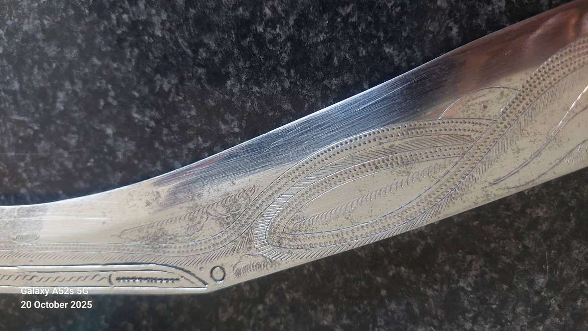 Amazing large 490mm antique Kukri knife with dragon detail Value R4000