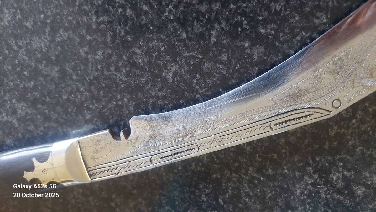 Amazing large 490mm antique Kukri knife with dragon detail Value R4000