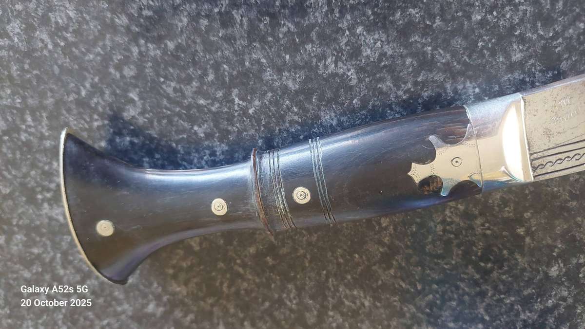 Amazing large 490mm antique Kukri knife with dragon detail Value R4000