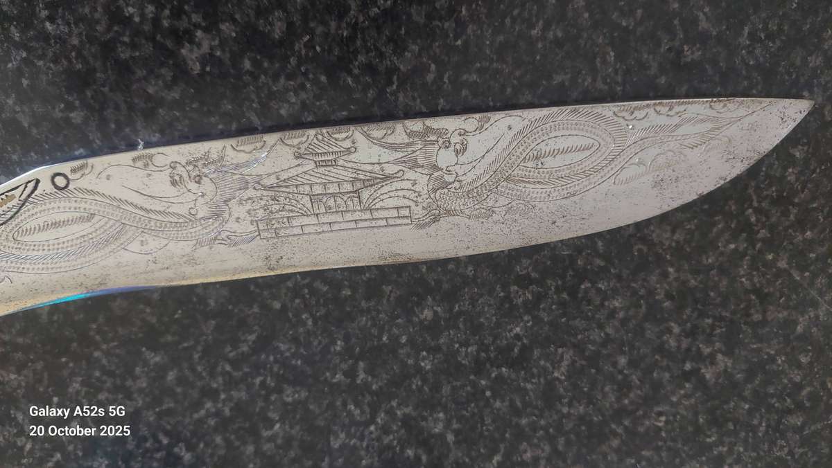 Amazing large 490mm antique Kukri knife with dragon detail Value R4000
