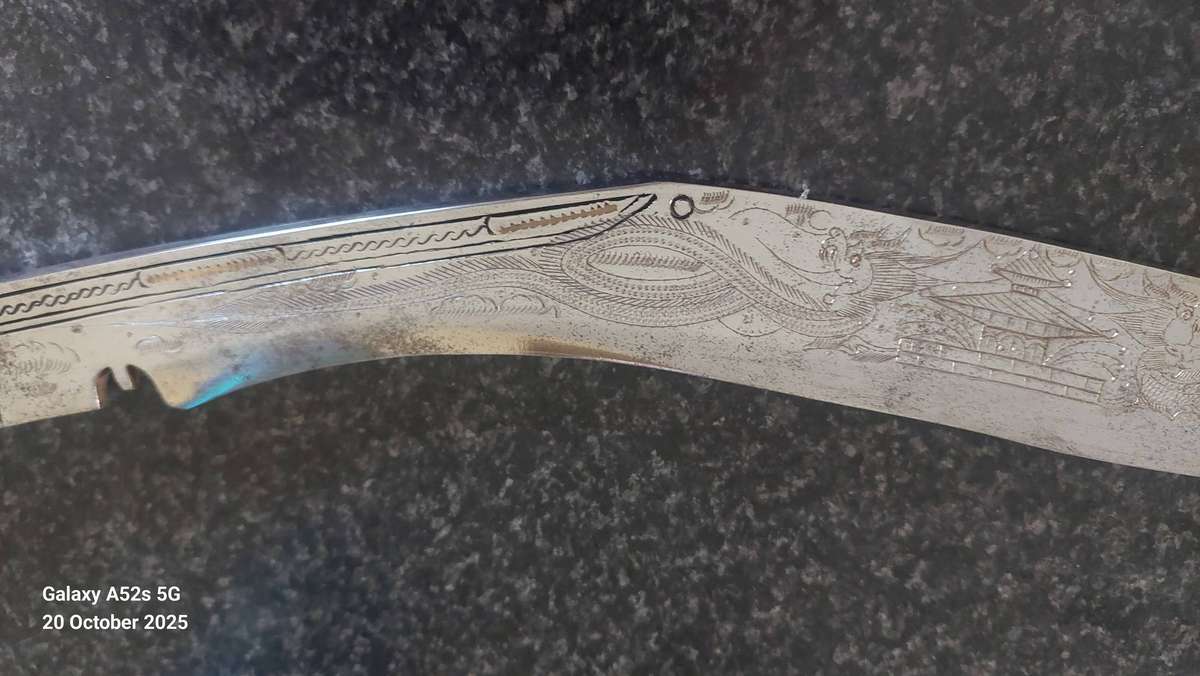 Amazing large 490mm antique Kukri knife with dragon detail Value R4000