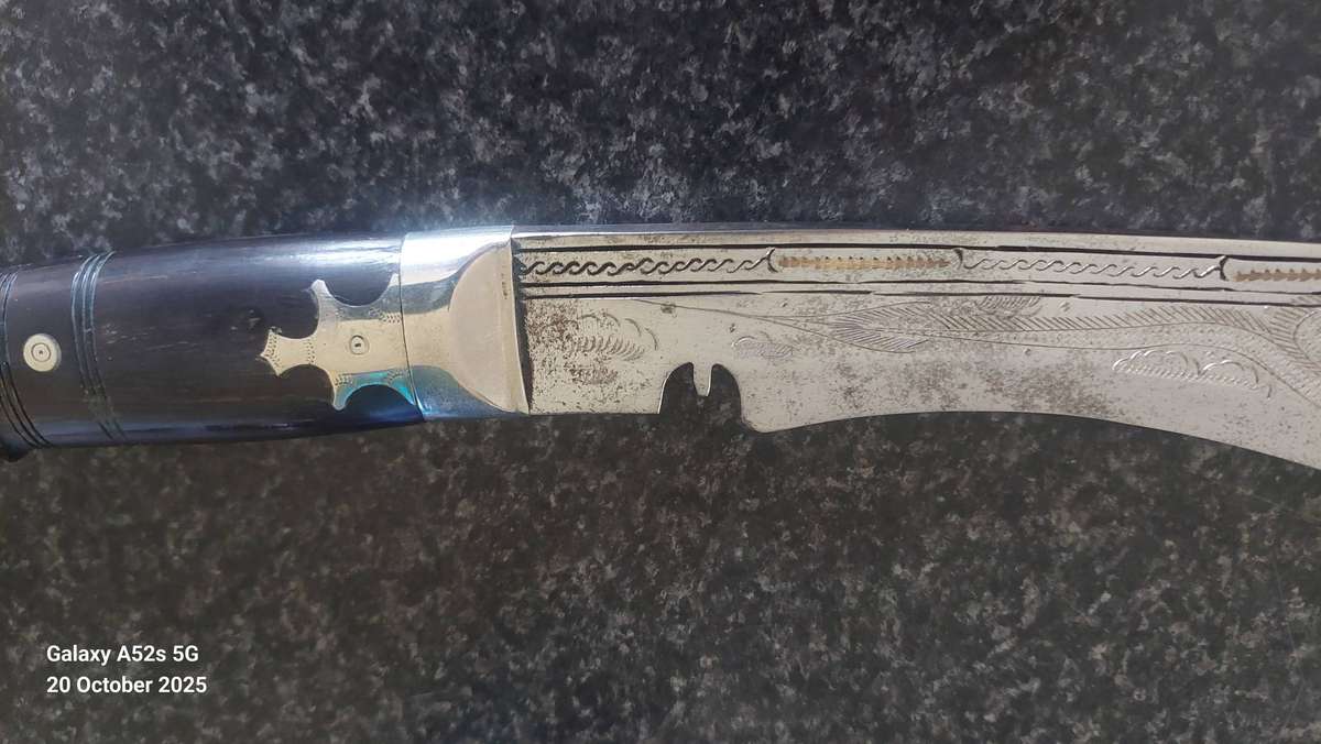 Amazing large 490mm antique Kukri knife with dragon detail Value R4000