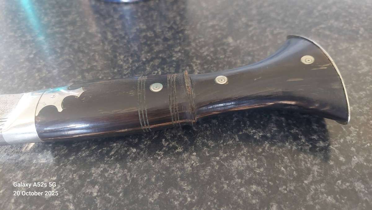 Amazing large 490mm antique Kukri knife with dragon detail Value R4000