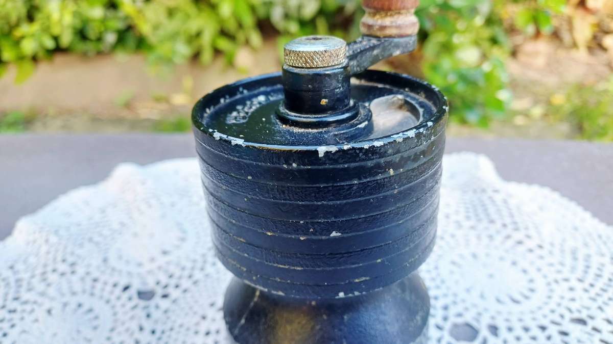 Vintage cast iron Spong pepper mill/grinder