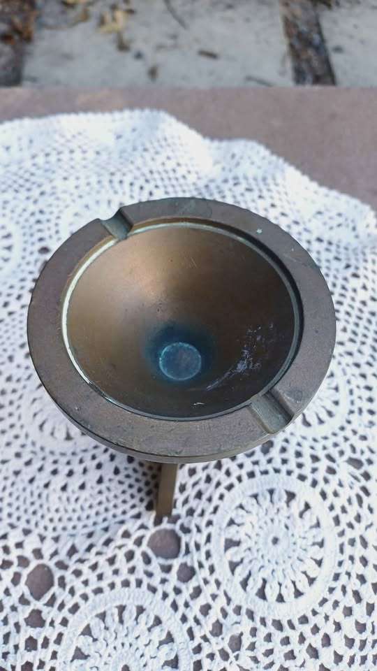 Art Deco brass ashtray and dumpy brass goblet.  Total weight 1.183 kg !