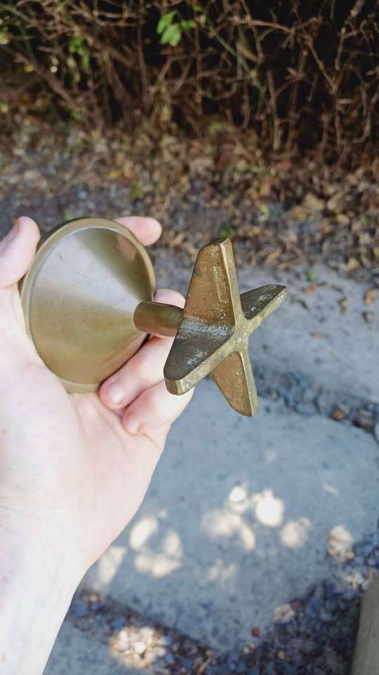 Art Deco brass ashtray and dumpy brass goblet.  Total weight 1.183 kg !