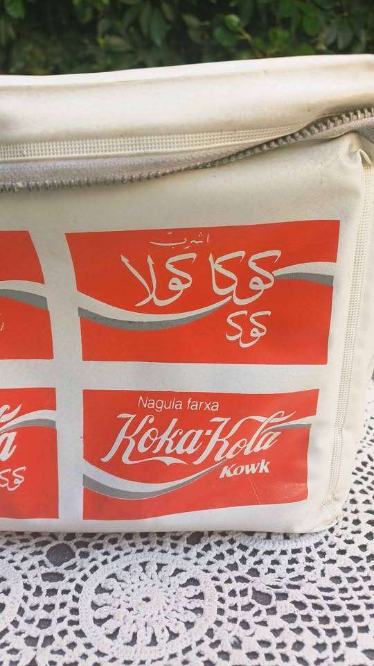 Vintage multilingual Coca Cola soft pack cooler bag (6 cans)