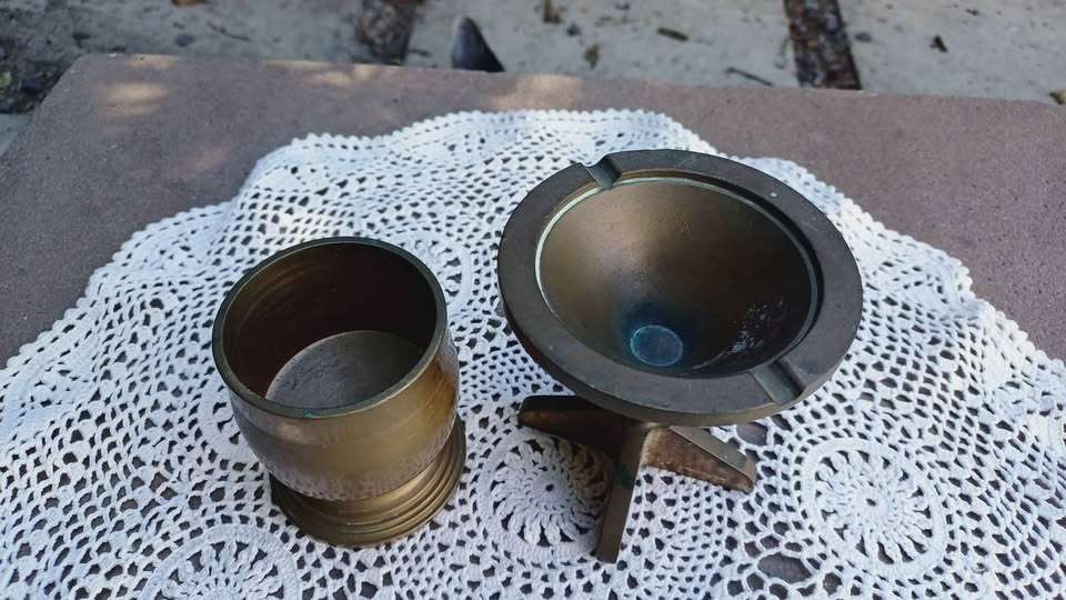 Art Deco brass ashtray and dumpy brass goblet.  Total weight 1.183 kg !