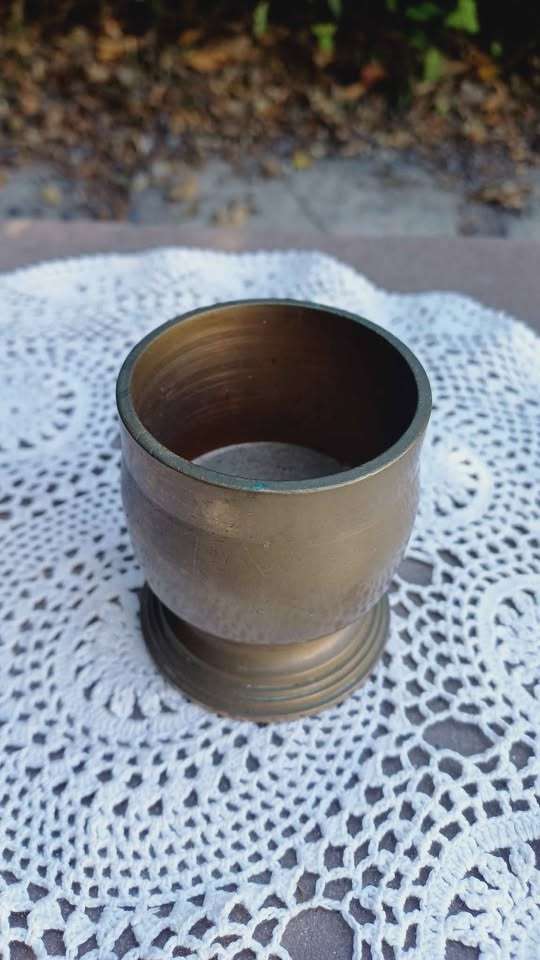 Art Deco brass ashtray and dumpy brass goblet.  Total weight 1.183 kg !