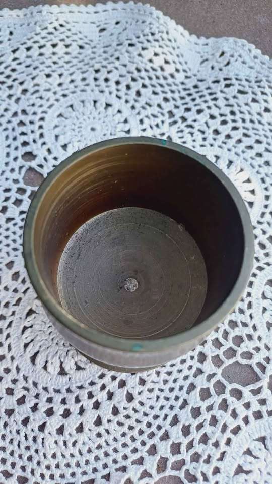 Art Deco brass ashtray and dumpy brass goblet.  Total weight 1.183 kg !